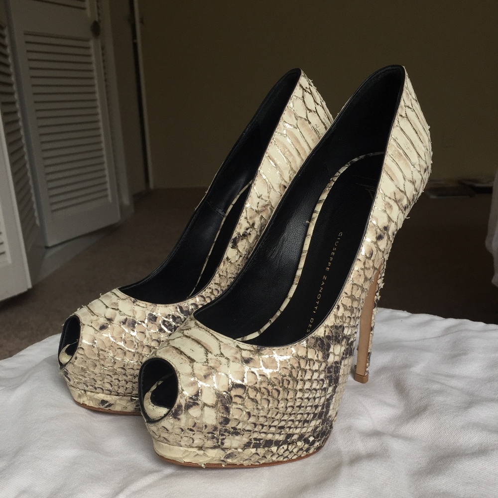 Giuseppe Zanotti  peep-toe pumps
